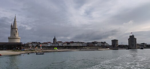 La Rochelle est une ville côtière du sud-ouest de la France et la préfecture du département de la Charente-Maritime.