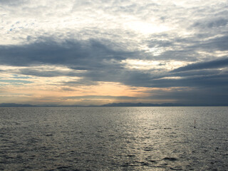 Obraz premium 夕景の雲の多い秋の海