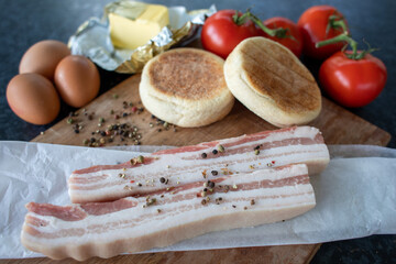 Breakfast muffin with bacon, eggs & tomatoes 