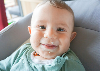 Baby lächelt mit Breiverschmierten Geschichte, Brei essen, Ernährung, erstes Essen