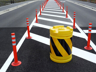道路の安全地帯のクッションドラム