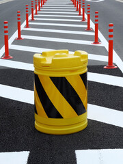 道路の安全地帯のクッションドラム