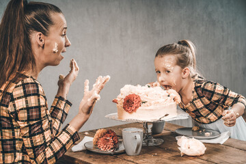 Mutter und Tochter essen Torte und zerstören sie Geburtstag cake smash Var. 3
