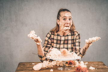 Frau isst Torte und zerstört sie Geburtstag cake smash Var. 2