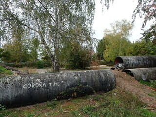Corona-Roehre am Rand eines Schuttplatzes