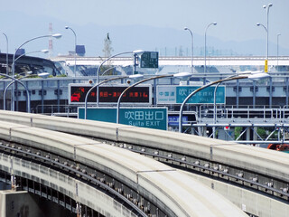 Fototapeta premium 大阪モノレールと高速道路