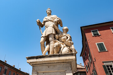 Obraz premium Marble statue of Ferdinando I de Medici, Cardinal and Grand Duke of Tuscany in Carrara square, Pisa downtown, Tuscany, Italy, Europe. French sculptor, Pierre de Francqueville.