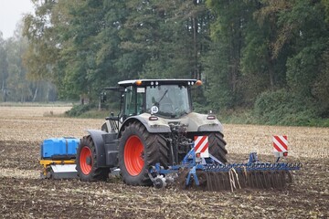 Rückseite eines Treckers mit Grubber bei der Arbeit auf einem Feld © keBu.Medien