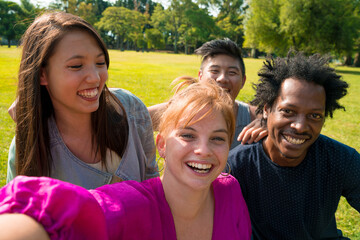 Obraz premium Selfie of a happy group of friends during summertime