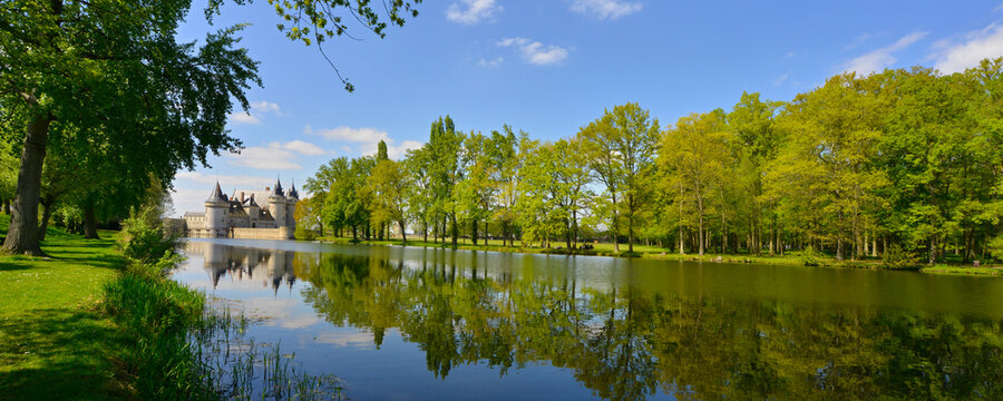 Panoramique Château de Sully-sur-loire (45600) narcissique, Loiret en Centre-Val-de-Loire, France