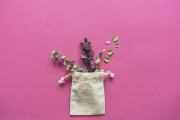 Getrockneter Eukalyptus in einem Leinen Beutel auf einem pinken Hintergrund. Duftend, gesund.