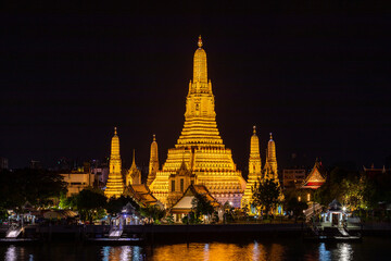 Fototapeta premium タイの有名寺院ワットアルンの夜景