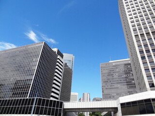 Obraz premium 大阪駅前ビルと青空