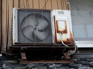 屋根上の腐食したエアコン室外機