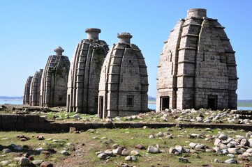 Bathu Ki Ladi are ancient Hindu temple ruins that lay submerged under the waters of Maharana Pratap Reservoir, Pong Dam since 1970. These are believed to have been built by the Pandavas. The rock temp