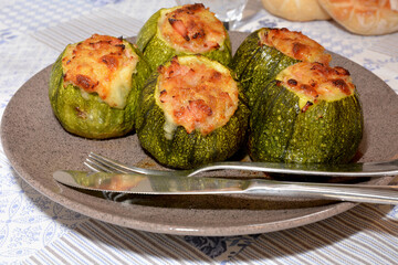 zucchine ripiene con formaggio mozzarella e prosciutto cotto piatto italiano al forno