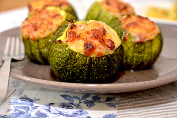 zucchine ripiene con formaggio mozzarella e prosciutto cotto piatto italiano al forno