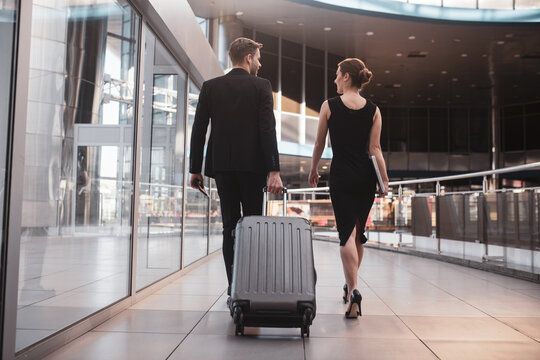 Man ans woman travelling with the only suitcase