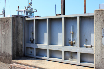 漁港の防潮堤の扉