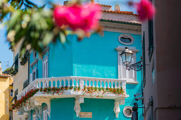 Farbenfrohe Fassade mit Balkon auf der Insel Elba, Toskana - Italien