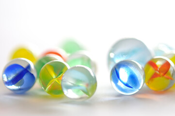 白バックにビー玉