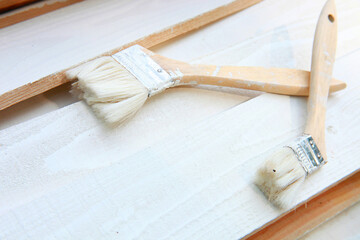 白いペンキを塗った材木