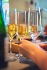 Gläser gefüllt mit Champagner