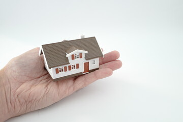 paume de la main et maison fond blanc