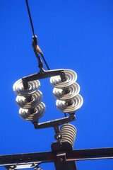 高電圧送電線と絶縁ガイシ
