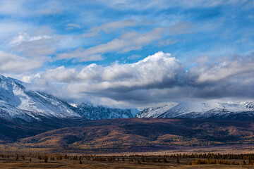 Fototapeta premium panoramic view of picturesque snowy mountains tops