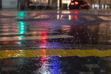 夜の雨降る横断歩道