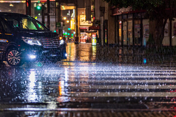 夜の雨降る横断歩道