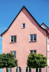 Fototapeta na wymiar pinkfarbenes Wohnhaus