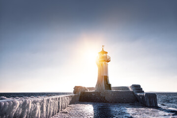Leuchtturm auf der Mole von Warnemünde im Winter