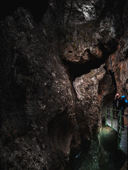 Turista haciendo fotos en unas cuevas 