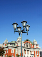 Fototapeta na wymiar 中央公会堂とレトロな外灯