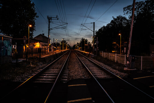 Vue de la gare de la ville de Dourges (France) de nuit