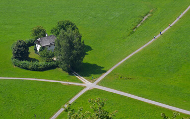 Cruce de caminos en la campiña salzburguesa, Austria