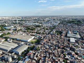Foto panorámica desde un dron, donde vemos fábricas rodeadas de casas de gente muy pobre. 