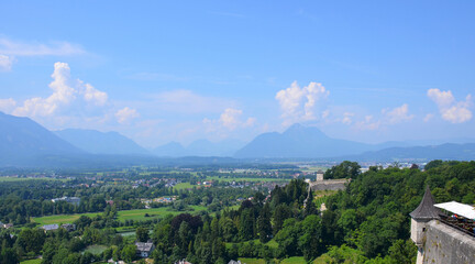 Vistas del valle del rio Salzach desde lo alto de la fortaleza Hohensalzburg,  simbolo de la ciudad de Salzburgo, Austria