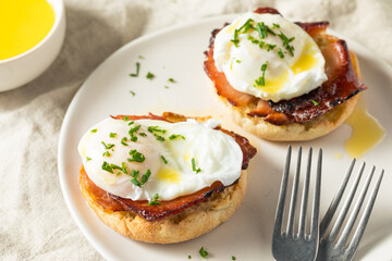 Warm Homemade Eggs Benedict