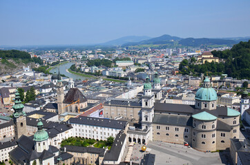 Fototapeta na wymiar Vistas de la ciudad de Salzburgo desde la fortaleza Alta Salzburgo, simbolo de la ciudad, Austria