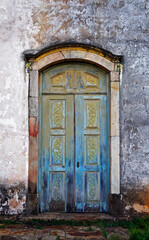 Fototapeta na wymiar Ancient colonial door in historical city of Ouro Preto, Brazil 