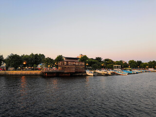 Naklejka premium top long wooden desk with blur summer sea view and copy space,sky relaxing concept,beautiful tropical background for travel landscape