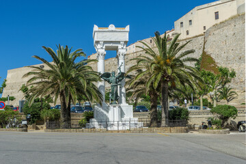 Fototapeta na wymiar Ehrenmal der Kriegsopfer in Calvi auf Korsika
