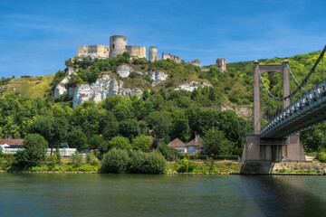 Fototapeta na wymiar Hängebrücke über die Seine und Château Gaillard