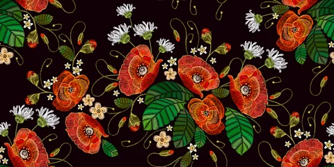 Papier Peint photo Coquelicots Broderie coquelicots rouges et fleurs blanches sur fond noir. Modèle de vêtements à la mode, conception de t-shirt. Modèle sans couture