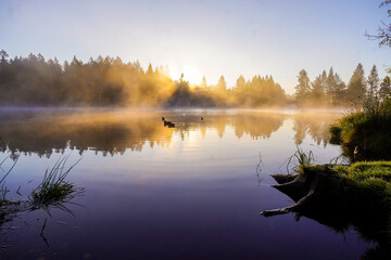 Fichtelsee See im Nebel bei Sonneaufgang Sonne Stahlen