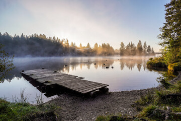 Fichtelsee See im Nebel bei Sonneaufgang Sonne Stahlen