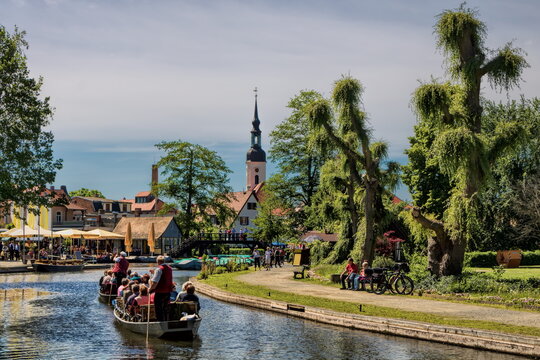 L&uuml;bbenau, Deutschland - traditionelle kahnfahrt im spreewald